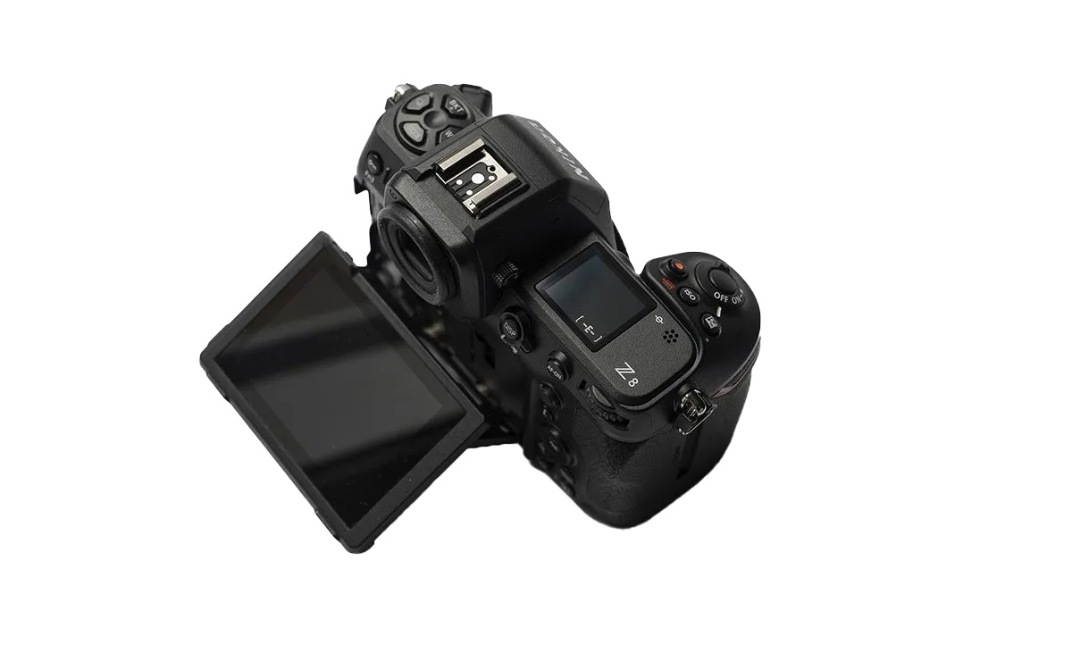Nikon Z8 vista di trequarti posteriore con display aperto od118