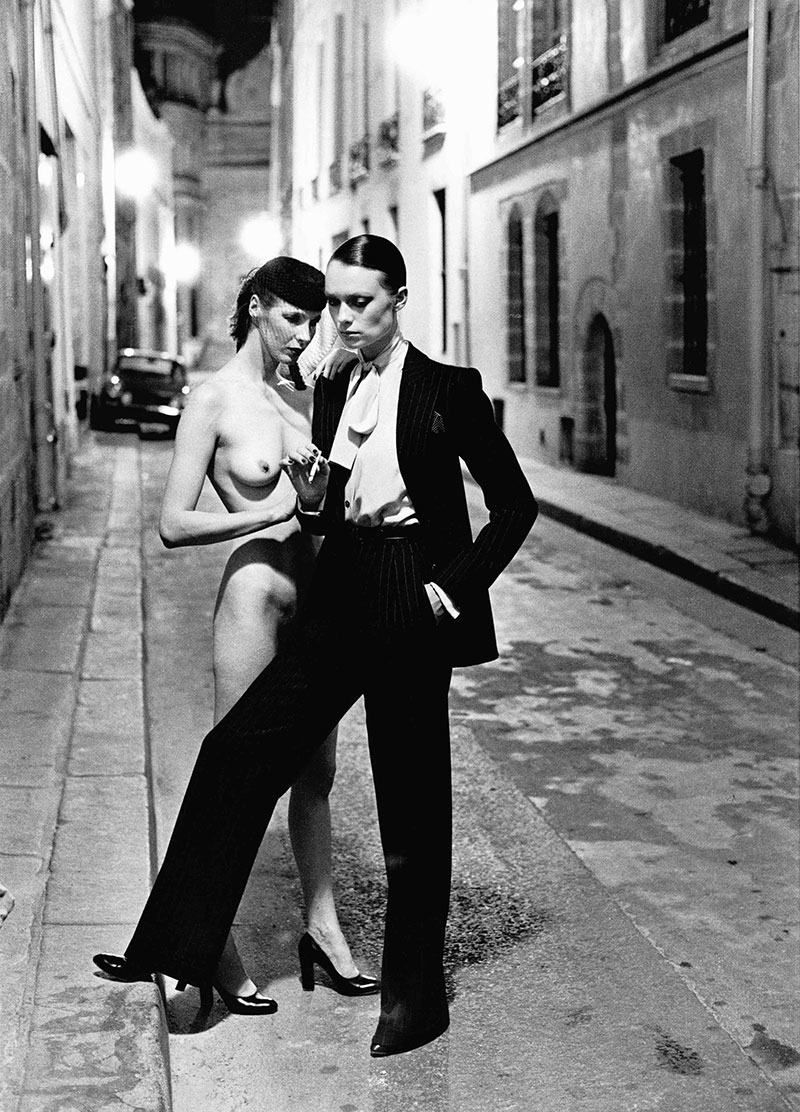 ©Helmut Newton  Rue Aubriot, Paris 1975 per On parle de mode su od n.o 122 di luglio - settembre 2024