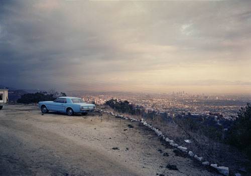 Blu Mustang con Los Angeles sullo sfondo
