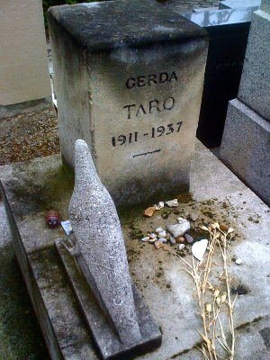 La lapide che ricorda Gerda Taro | Osservatorio Digitale