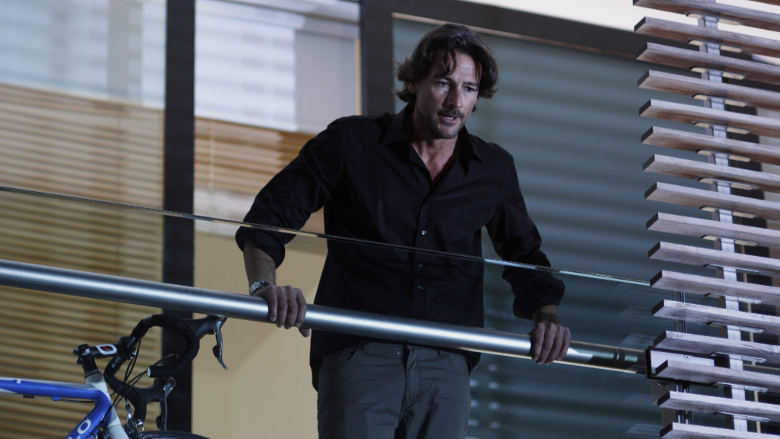 Roberto Farnesi in “Oggetti smarriti”