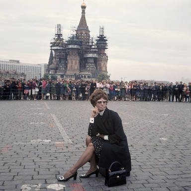Sophia Loren a Mosca sulla piazza Rossa durante le riprese de “I girasoli” © Tazio Secchiaroli