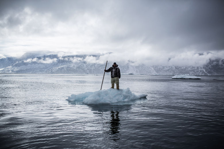 Alberth Lukassen, un cacciatore Inuit, su la banquise à Uummannaq, nel nord della Groenlandia fotografato da Ciril Jazbec