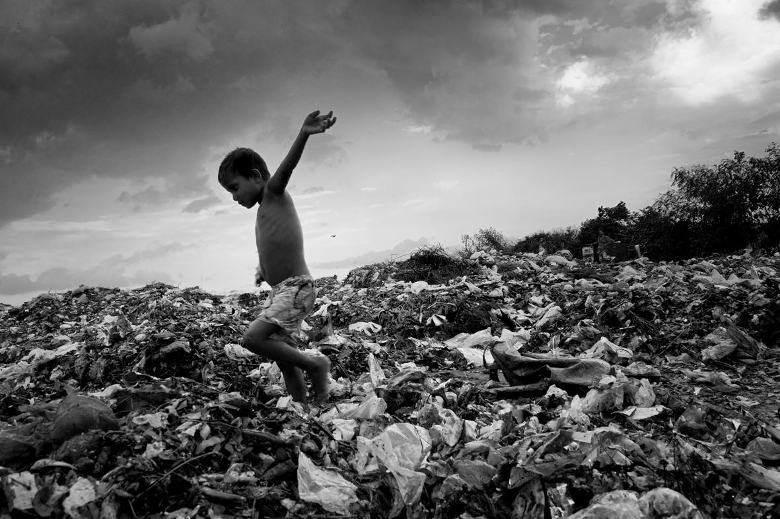 Pierpaolo Mittica: Tokai mentre vola tra i rifiuti, discarica di Demra Matoel, Bangladesh
