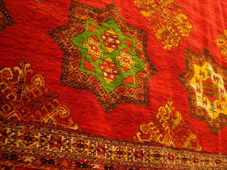 Il rosso dei tappeti nel padiglione del Turkmenistan