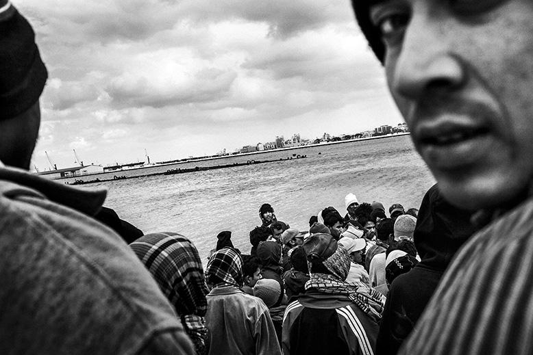 Rifugiati del Bangladesh aspettano di essere rimpatriati vicino al porto di Bengasi. Dopo lo scoppio della guerra in Libia, migliaia di lavoratori stranieri si sono trovati bloccati e senza lavoro. Libia 2011 ©Fabio Bucciarelli/MeMo 2011