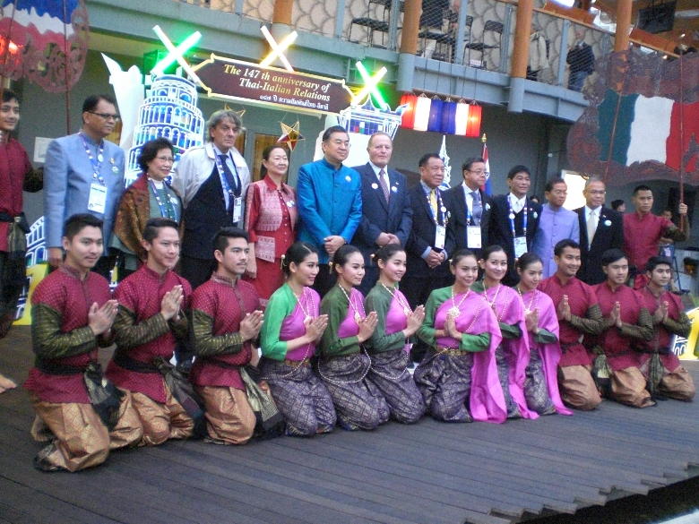 Foto ricordo durante la festa in occasione del 147° anniversario delle relazioni italo-thailandesi