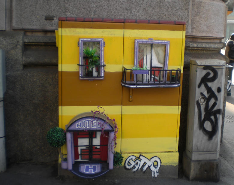 Una delle tante cabine stradali decorate a Milano. Foto di Valeria Prina