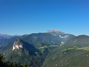 Montagna con cielo terso