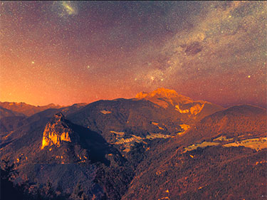 Montagna con notte surreale