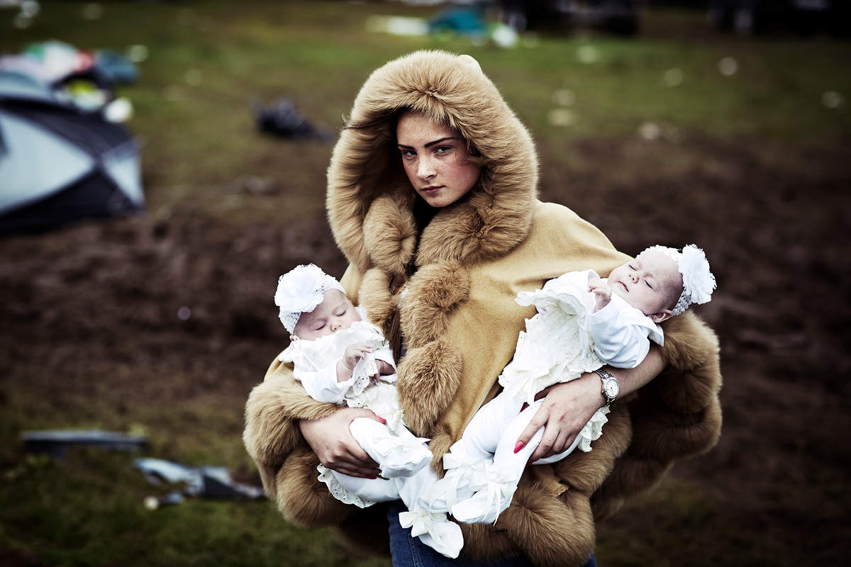 Debbie O’Donoughe con i gemelli, 2014. © Mattia Zoppellaro/Contrasto