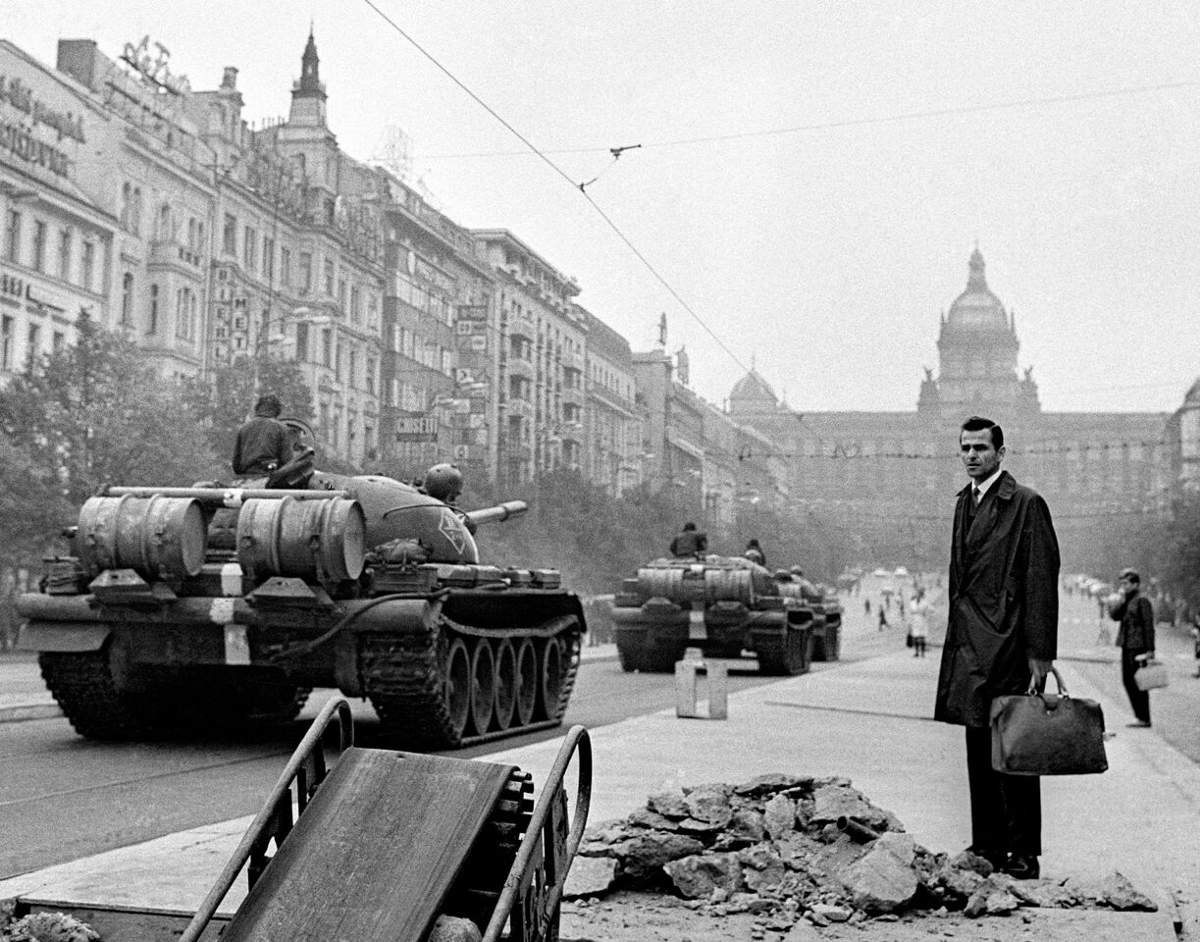 Primavera di Praga 1968-1969 - 21 agosto 1968 alle 8 del mattino. Praga, Piazza S. Venceslao. © Lammer Vladimír
