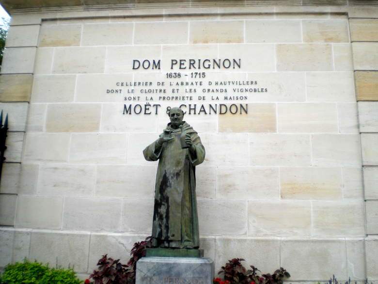 La lapide e la statua che celebrano Dom Perignon all’ingresso della Maison Moët & Chandon a Epernay