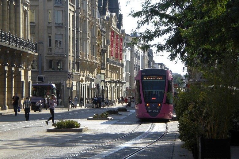 Uno dei coloratissimi tram di Reims, che nel frontale ricordano la forma di un flûte