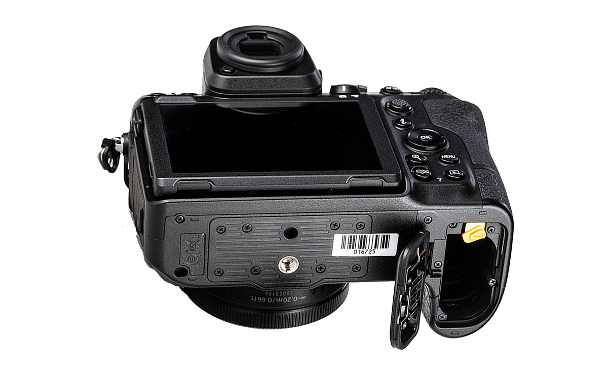 Nikon Z8 vista da sotto od118