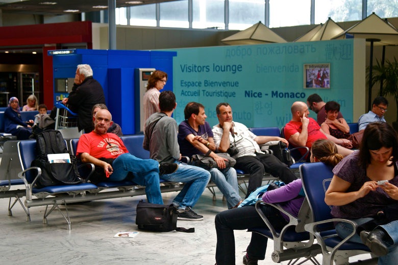 Bivacco di fotografi all'aeroporto di Nizza - Fotografia di Monica Cillario | Osservatorio Digitale