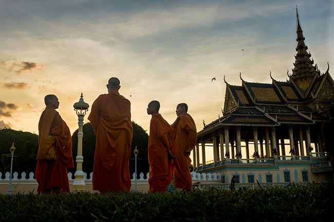 Monaci buddisti al tramonto, Phnom Penh - ©Camilla Ferrari 2015