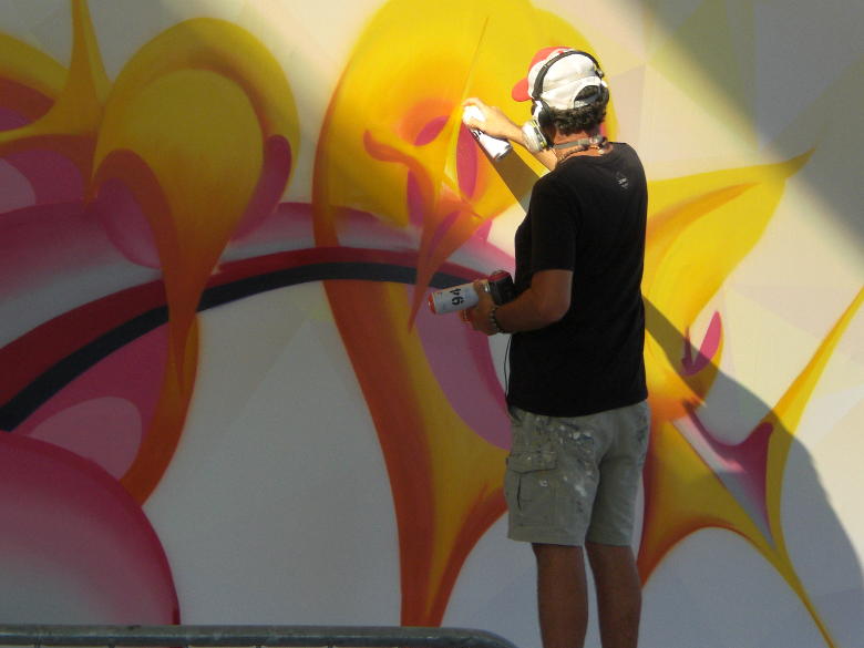 Street Art con un artista all’opera