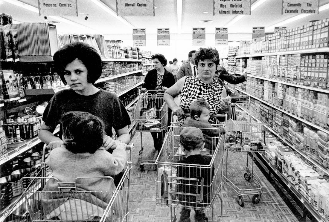 Supermercato quartiere Baggio - Milano 1967. Foto di Cesare Colombo