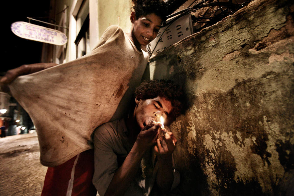 Josè e Kaio rubano, vivono e fumano paco ogni giorno nei vicoli di Pelourinho © Valerio Bispuri